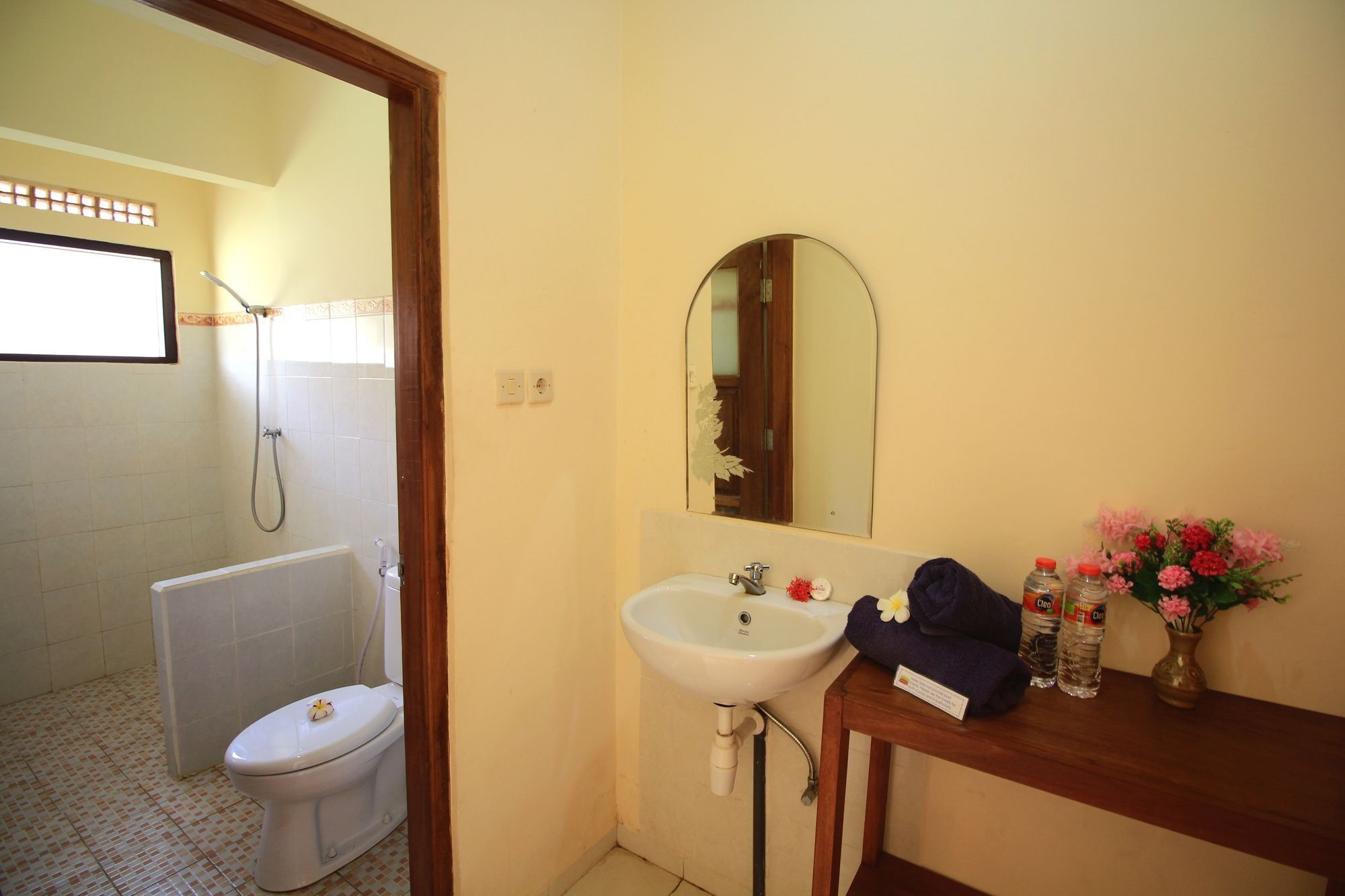 Lovina Beach Hotel Булеленг Экстерьер фото